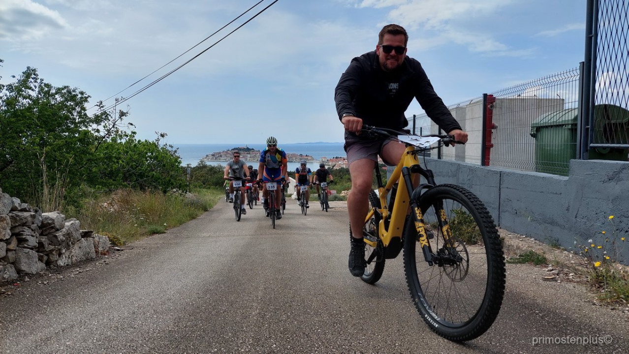 Jura Stublić i skoro 400 sudionika na Primoštenskoj biciklijadi