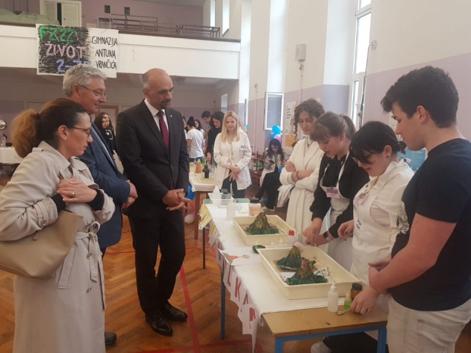 U Gimnaziji Antuna Vrančića održan Festival znanosti: 'Drago mi je vidjeti veliki interes učenika za prirodne znanosti'
