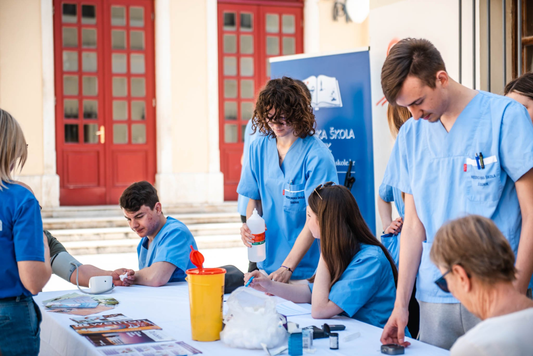 Učenici Medicinske škole Šibenčanima mjerili tlak i šećer