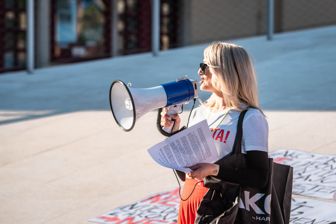 Prosvjed u znak potpore Mireli Čavajdi: 'Ovo nam je podsjetnik koliko sustav može biti okrutan prema ženama'  