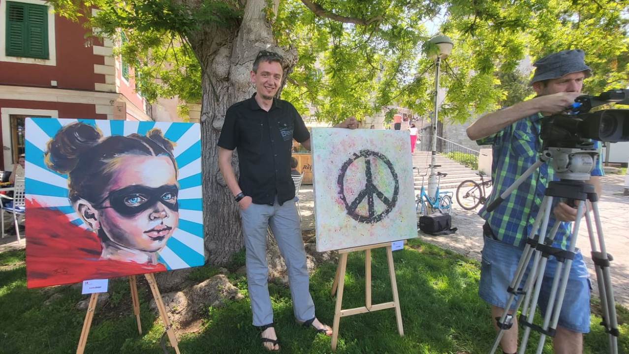 Izložba stolova: Apostolove kontra korone zamijenili apostolovi za mir