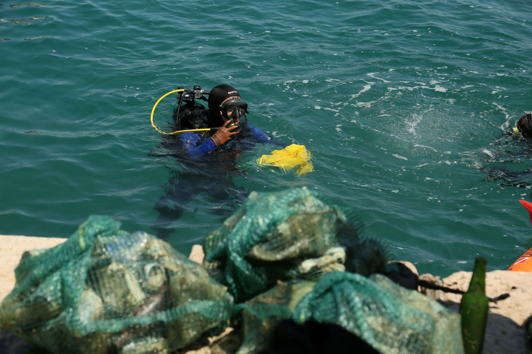 U eko-akciji očišćen Mali porat i lukobran u Vodicama 