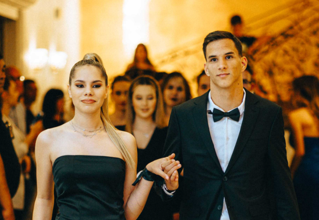 Pogledajte kako su zablistali učenici Industrijsko-obrtničke škole na svom maturalnom plesu (1. dio)