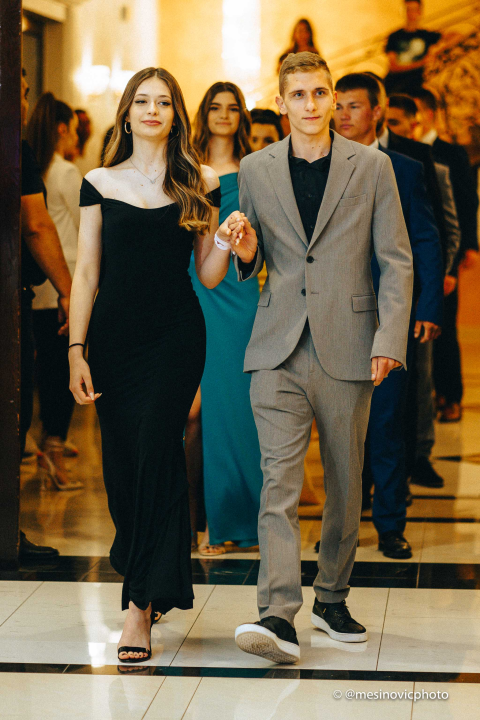 Pogledajte kako su zablistali učenici Industrijsko-obrtničke škole na svom maturalnom plesu (1. dio)