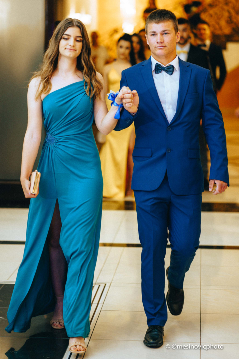 Pogledajte kako su zablistali učenici Industrijsko-obrtničke škole na svom maturalnom plesu (1. dio)