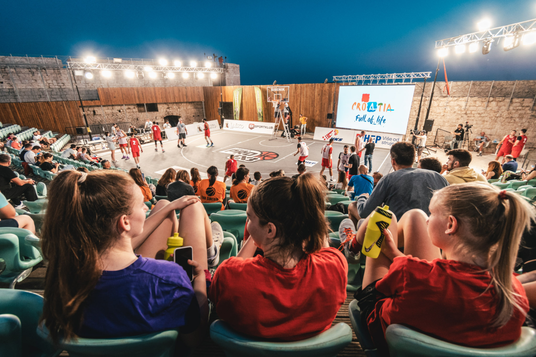 Basket se na Mihovilu i sinoć igrao pred gotovo praznim gledalištem, ako izuzmemo igrače!