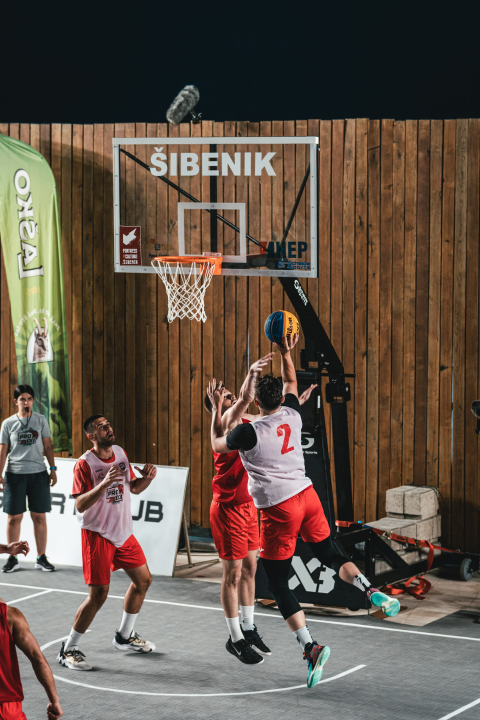 Basket se na Mihovilu i sinoć igrao pred gotovo praznim gledalištem, ako izuzmemo igrače!