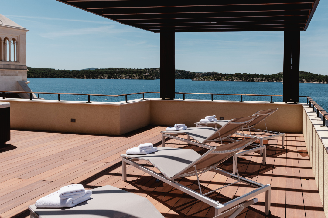 Oduševio nas je luksuz s katedralom na dlanu! Armerunov apartman jedinstven je spoj tradicije i modernog dizajna