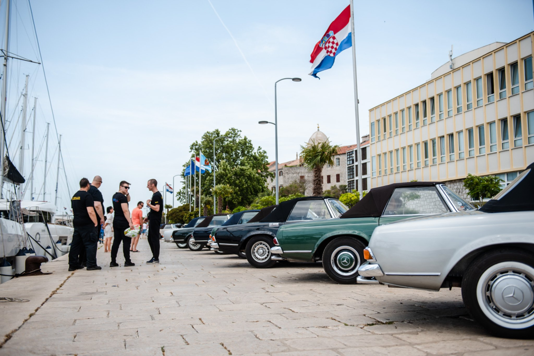 Šibenska riva puna legendarnih Mercedesovih 'Pagoda', tamo su do 17 sati