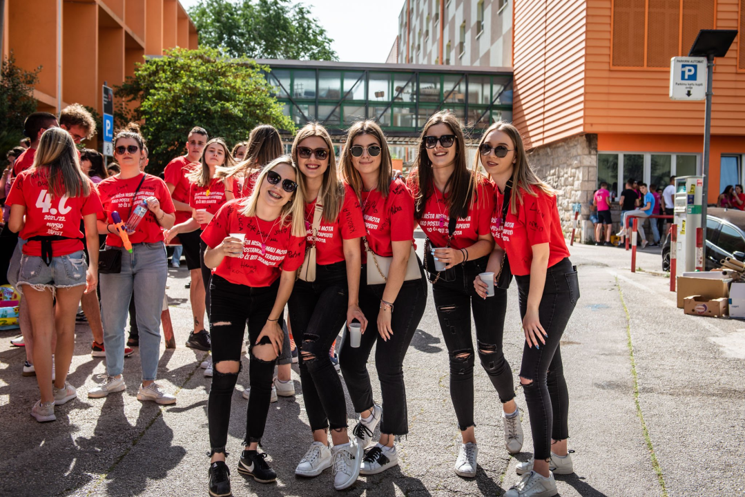 Maturanti se na šibenskim ulicama opraštaju od škole: Polako s alkoholom i sretno!