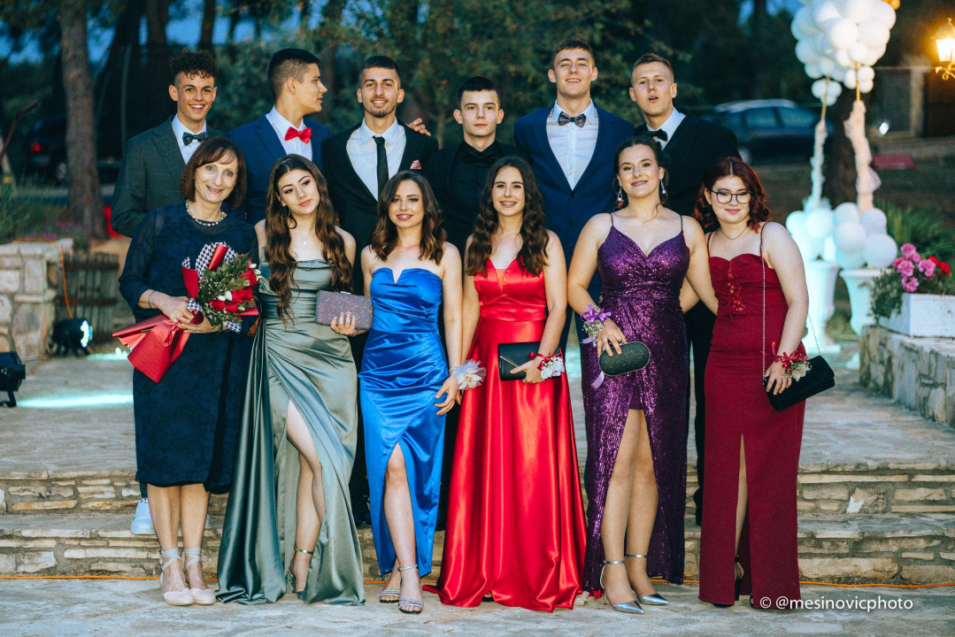 Maturanti Turističko-ugostiteljske škole u glamuroznim izdanjima proslavili kraj srednje škole! (1. dio)