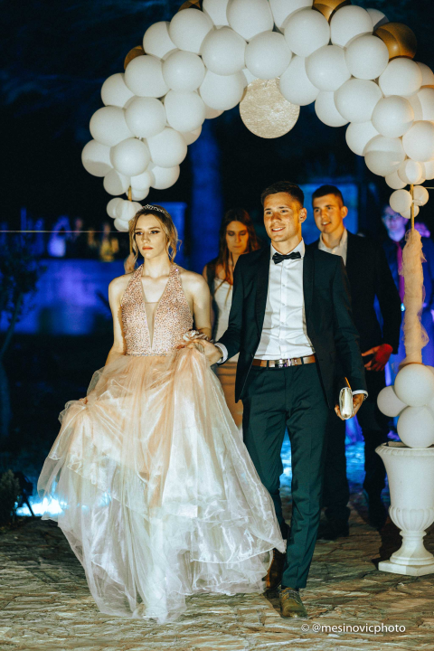 Maturanti Turističko-ugostiteljske škole u glamuroznim izdanjima proslavili kraj srednje škole! (2. dio)