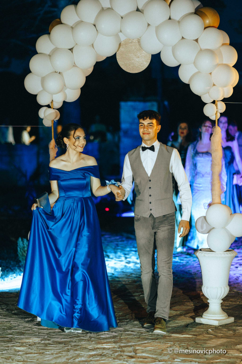 Maturanti Turističko-ugostiteljske škole u glamuroznim izdanjima proslavili kraj srednje škole! (2. dio)