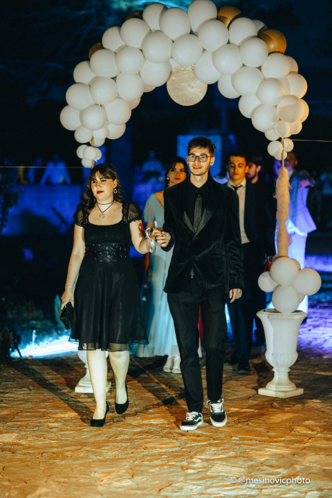 Maturanti Turističko-ugostiteljske škole u glamuroznim izdanjima proslavili kraj srednje škole! (2. dio)