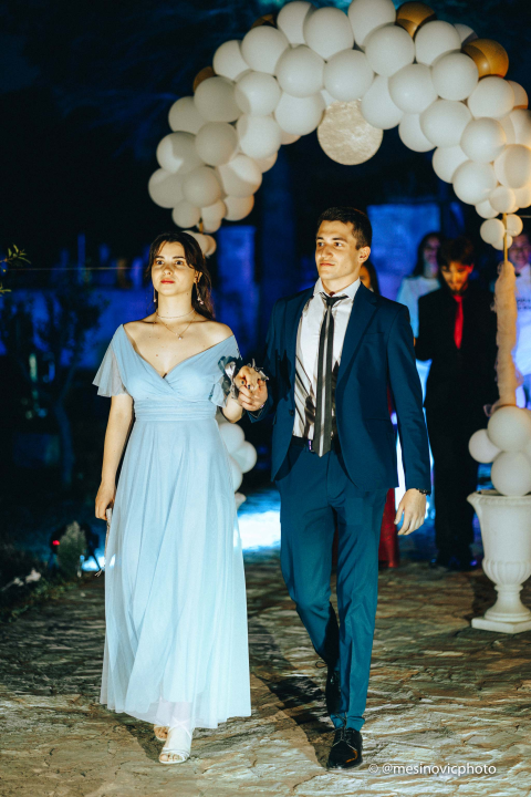 Maturanti Turističko-ugostiteljske škole u glamuroznim izdanjima proslavili kraj srednje škole! (2. dio)