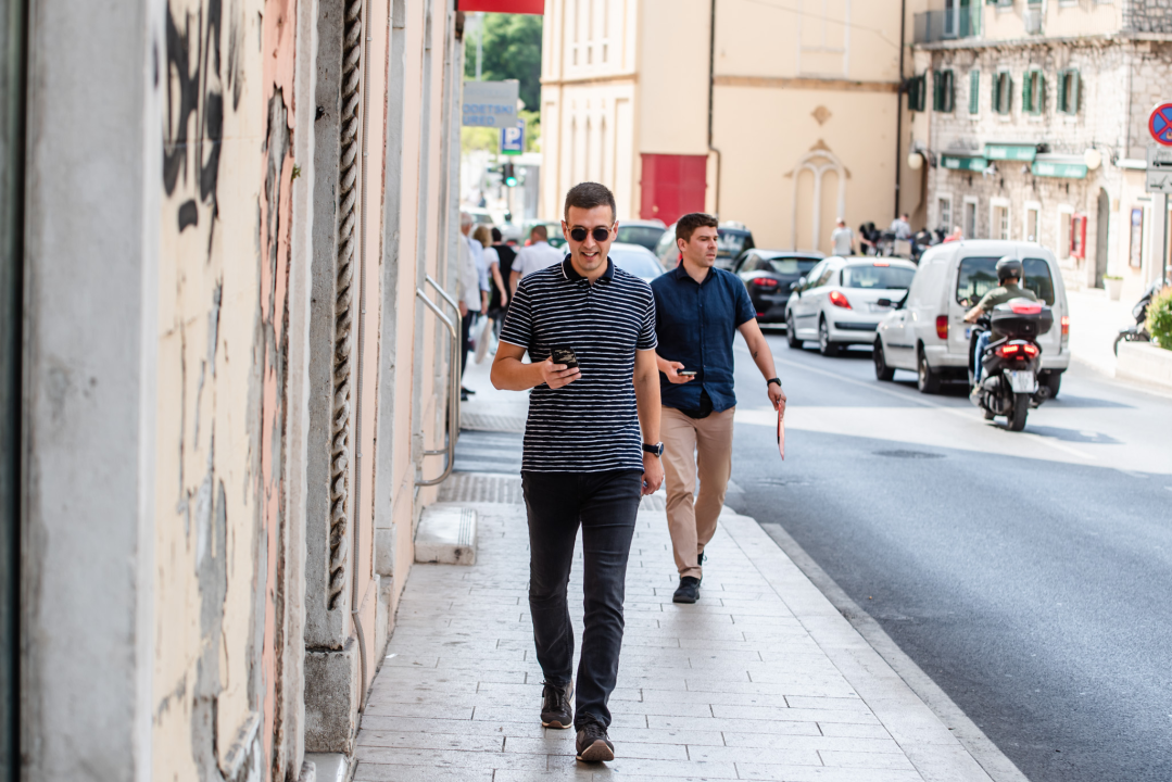 Modno usklađeni sugrađani preplavili ulice trendi komadima