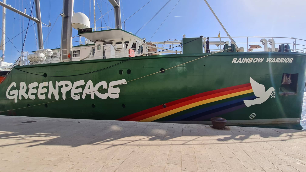 Legendarni Greenpeaceov brod 'Rainbow Warrior' uplovio u Šibenik