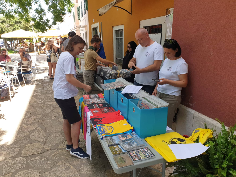 Sajam gramofonskih ploča ispred Azimuta: 'Najbolje ide ex-YU rock osamdesetih, a kupuju dosta i metalci'