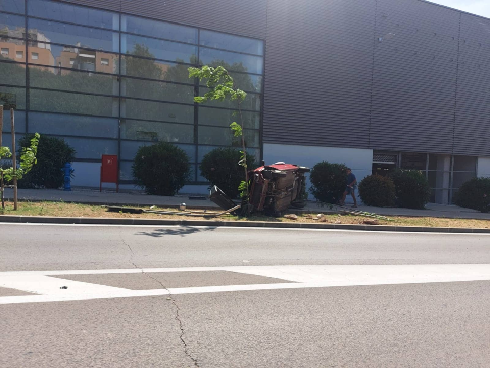 Automobil sletio s ceste i preokrenuo se kod Kauflanda, vozač prevezen u bolnicu