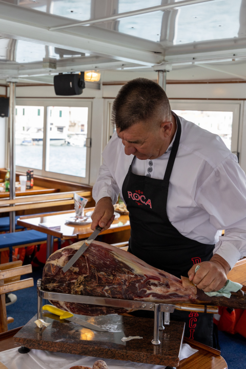 Tradicionalnim izletom brodom 'INA' oko vodičkog akvatorija otvoren je dvodnevni CMC festival