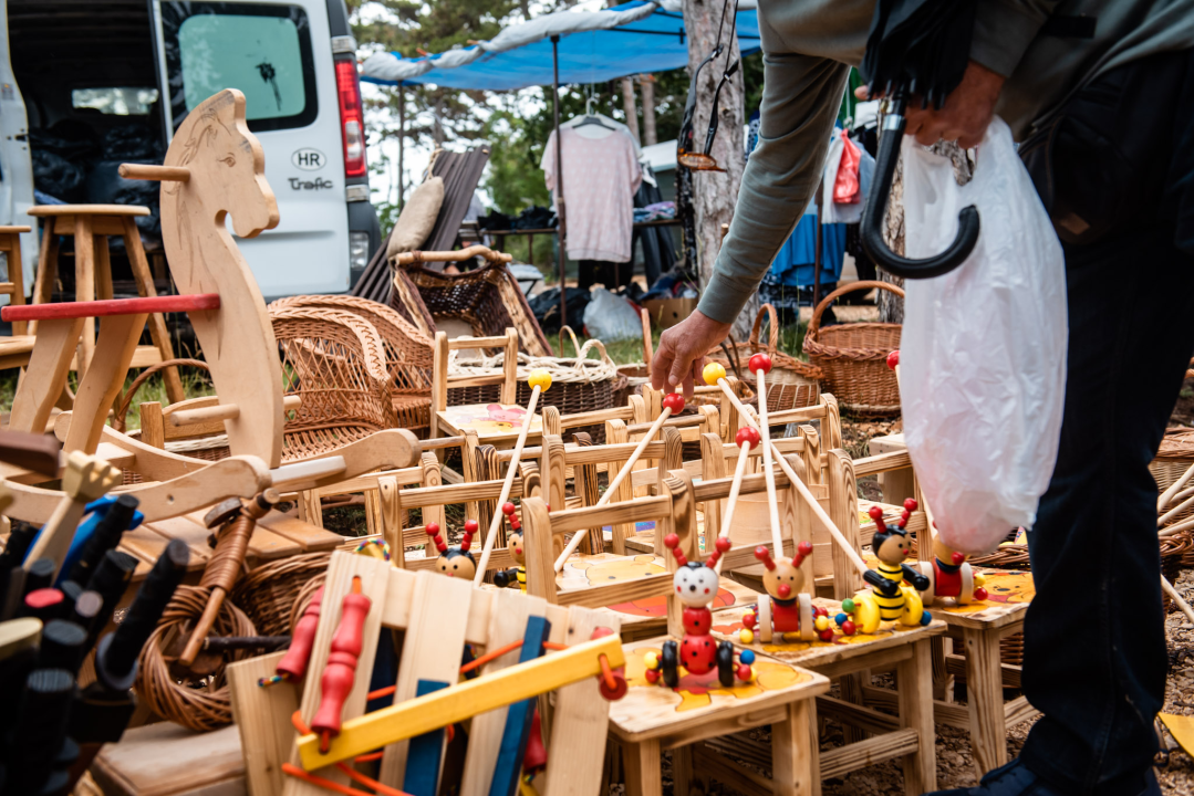 Bili smo na Benkovačkom sajmu: Najtraženija 'roba' su CD-evi Thompsona i Bulića, a za prasetinu se čeka red