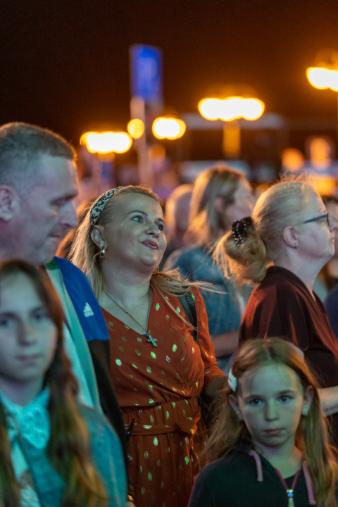 Buri usprkos, u Vodicama započeo 14. CMC festival: Publika se rasplesala uz zabavne hitove  