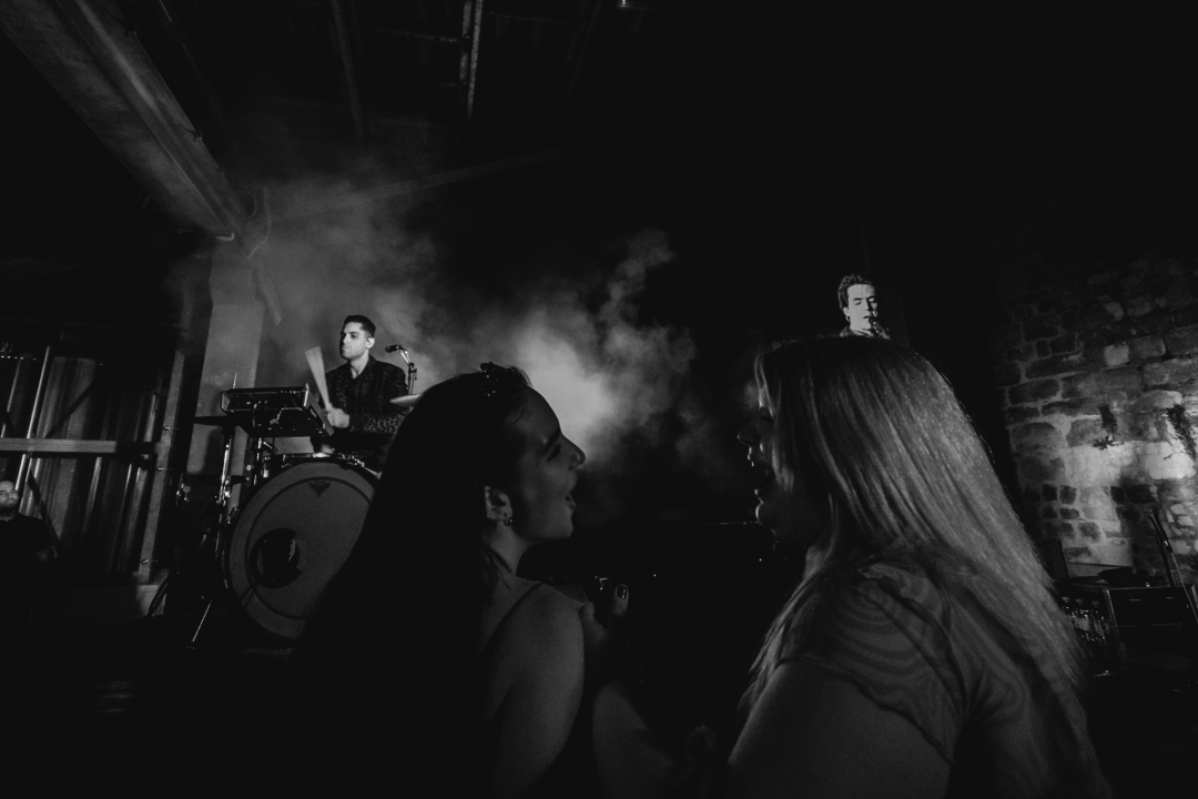 Nema ljubavi u klubu, ljubav je na tvrđavi: Plesnjak za milenijalce uz Buč Kesidi i Nipplepeople