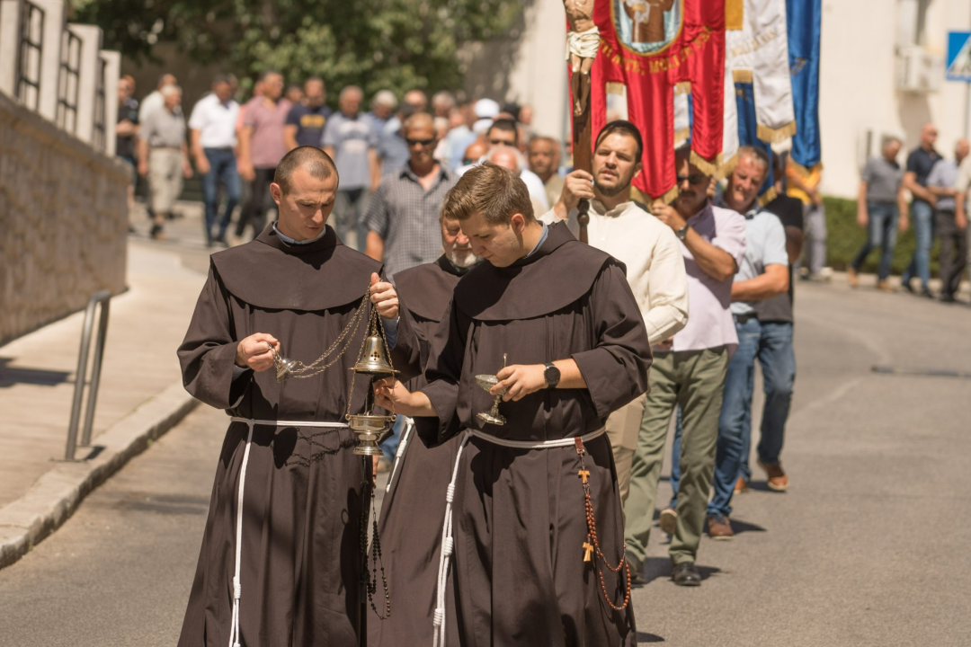 Velikom procesijom Drnišani proslavili blagdan sv. Ante