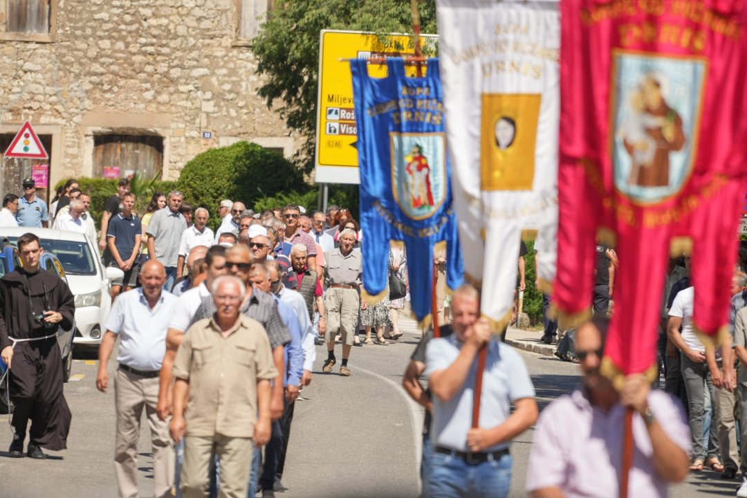 Velikom procesijom Drnišani proslavili blagdan sv. Ante