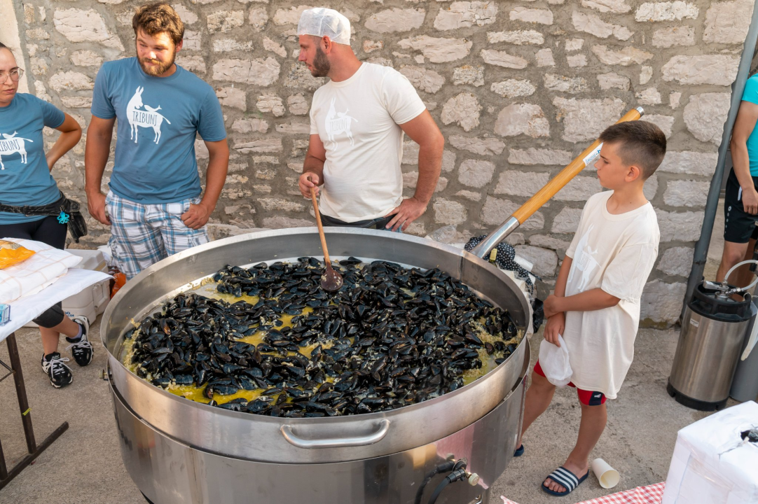 Na manifestaciji 'More na stolu' Tribunjci i njihovi gosti dobro se zabavili i fino pojeli