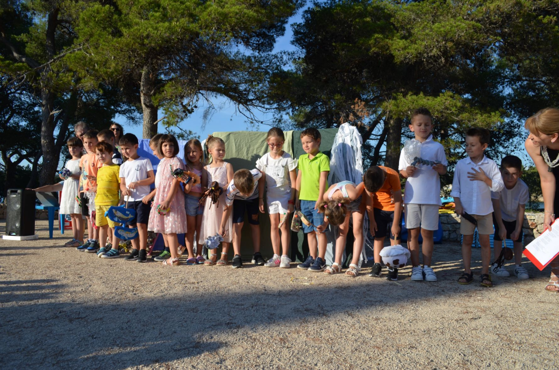 Mališani DV Smilje u uvali Minerska održali završnu svečanost