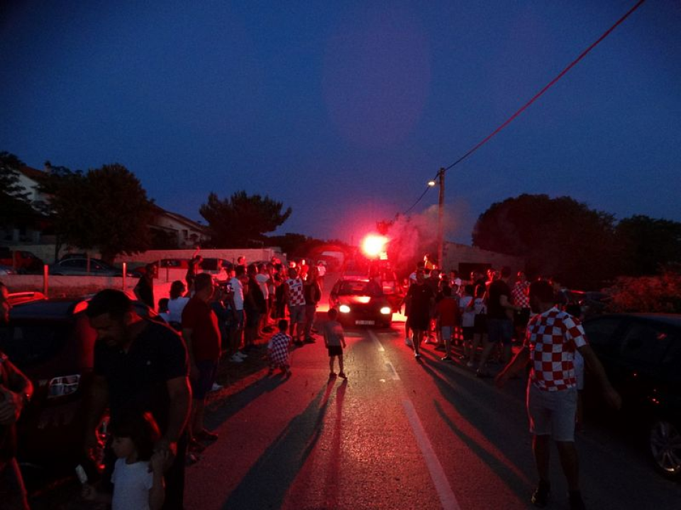 Veličanstven doček hrvatskog reprezentativca Martina Erlića u rodnom Tinju