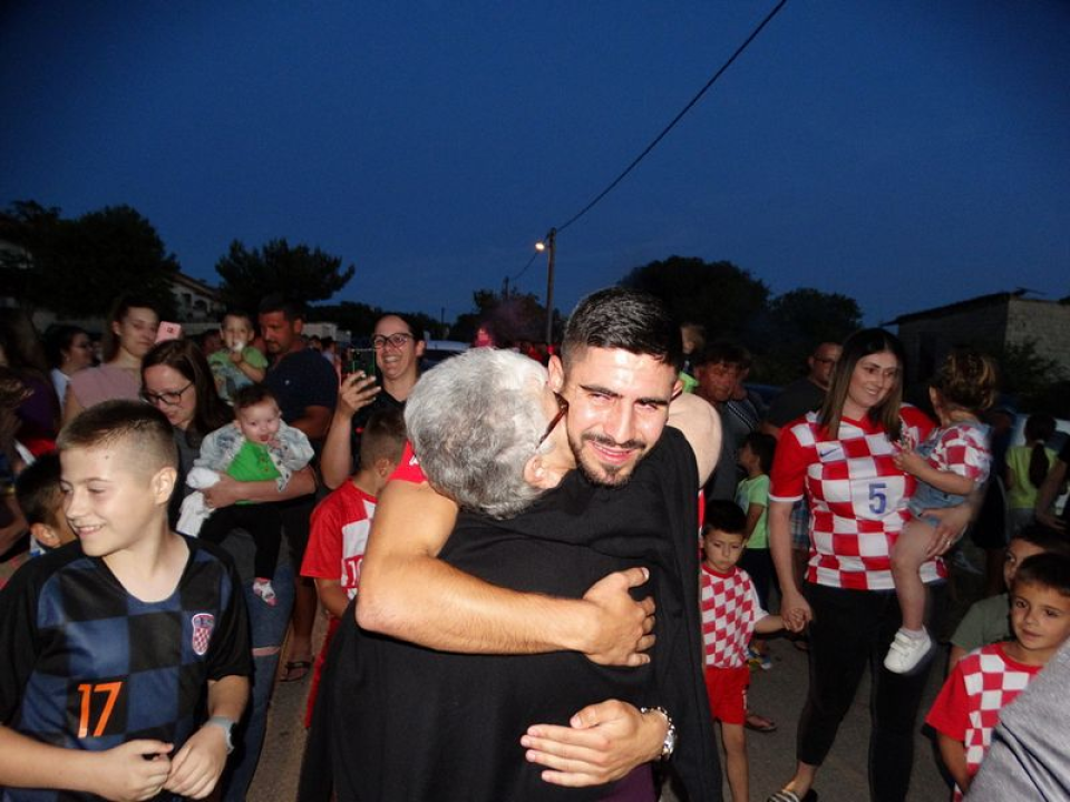 Veličanstven doček hrvatskog reprezentativca Martina Erlića u rodnom Tinju