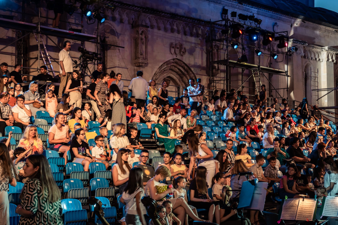 Dječji smijeh i veselje ispunili Ljetnu pozornicu: Generalna proba otvaranja 62. MDF-a Šibenik uvela u dvotjednu čaroliju 