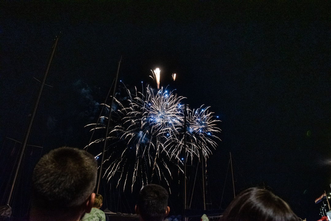 Spektakularan vatromet uveo Šibenčane u najluđu ljetnu noć: Pogledajte kako je bilo