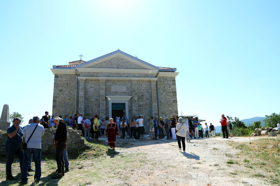 U Kričkama posvećena obnovljena crkva Pokrova presvete Bogorodice 