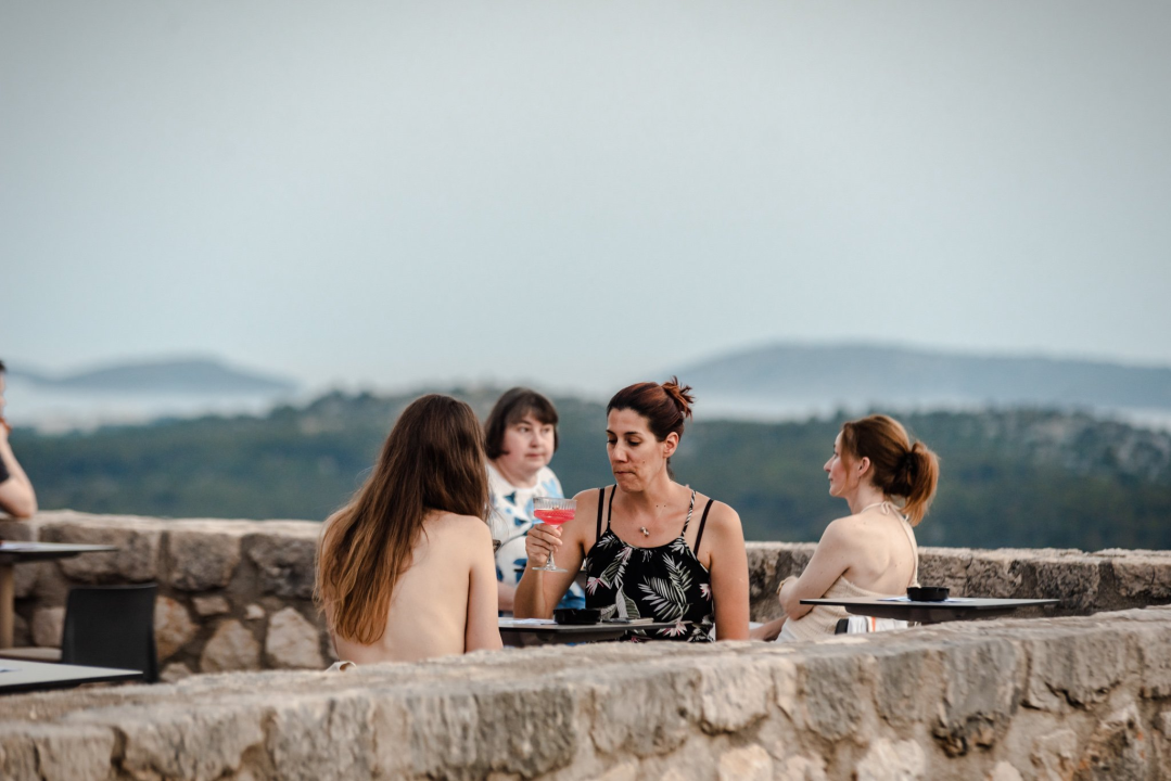 Čarobna večer na tvrđavi Barone: Šibenčani uživali u dvostrukom koncertu za Svjetski dan glazbe