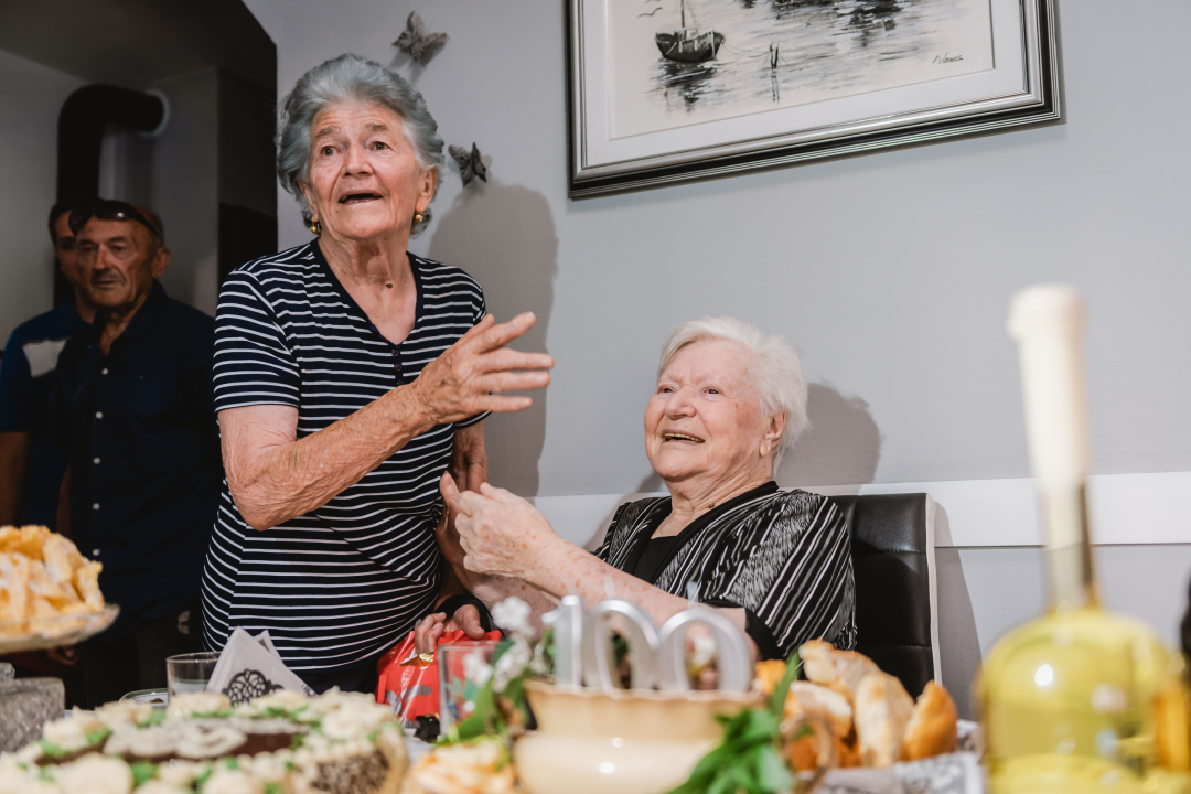 Šibenčanka Katica proslavila 100. rođendan, a jedina želja joj je da praunuka rodi: 'Kaže ona da ima vrimena, ali ja nemam'