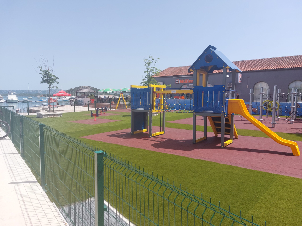 Projekt vrijedan 500 tisuća kuna: 'Najprometnije' dječje igralište u Murteru napokon u punoj funkciji