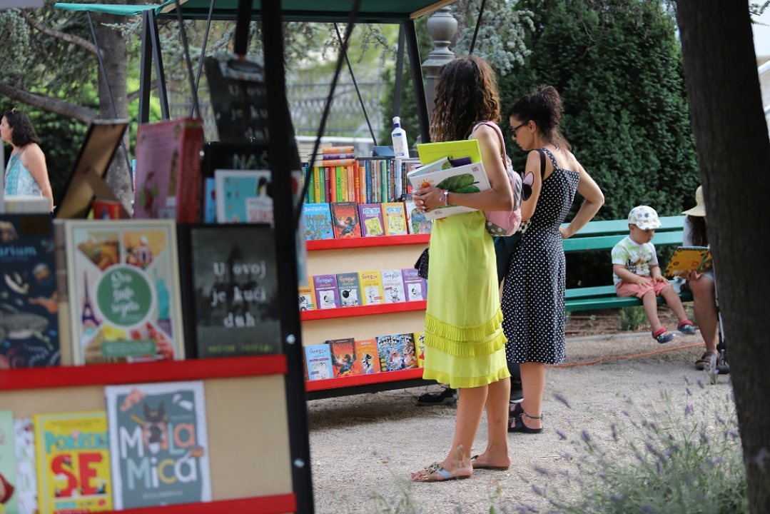 U kazalištu ništa, Ljetna otkazana: Ostaje vam program po ulicama i trgovima