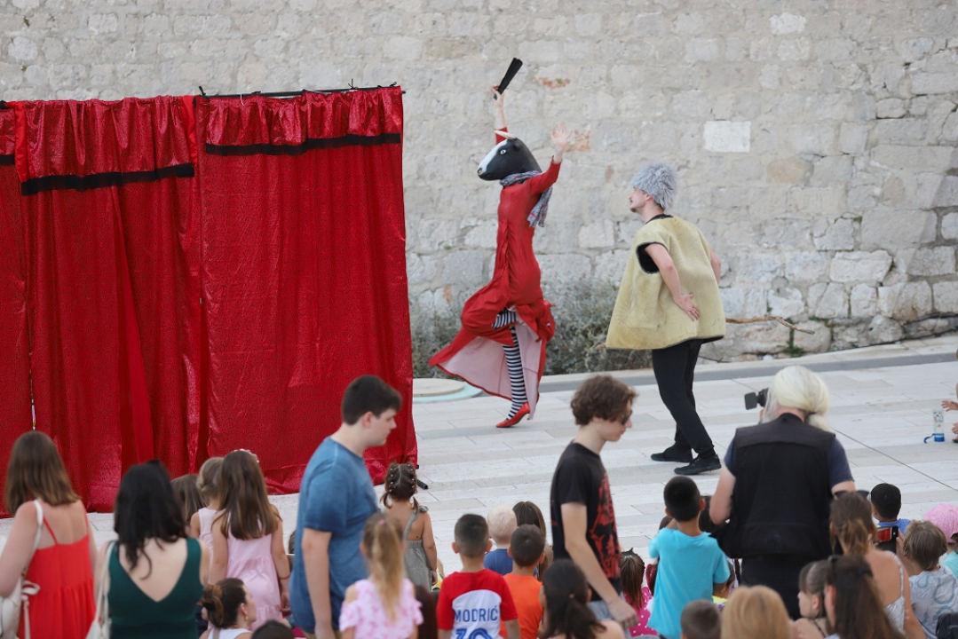 Šibenčanima danas čitaju Antonija Blaće, Dorijan Klarić i Igor Rudan, na Ljetnoj 'Trnoružica',  a u gradu cirkus