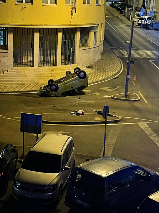 Vozačica noćas ispred Doma zdravlja autom udarila u otok i završila na krovu