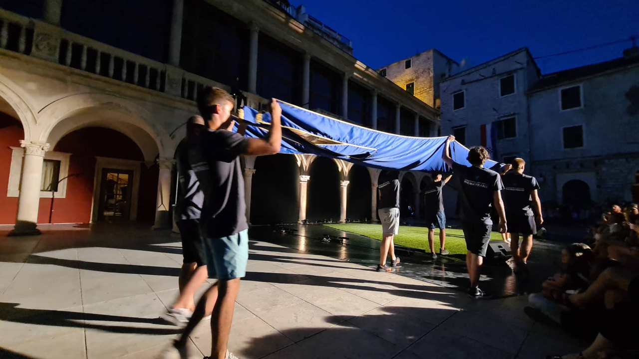 Zastava je spuštena, a MDF zatvoren nakon dva tjedna zabave i veselja