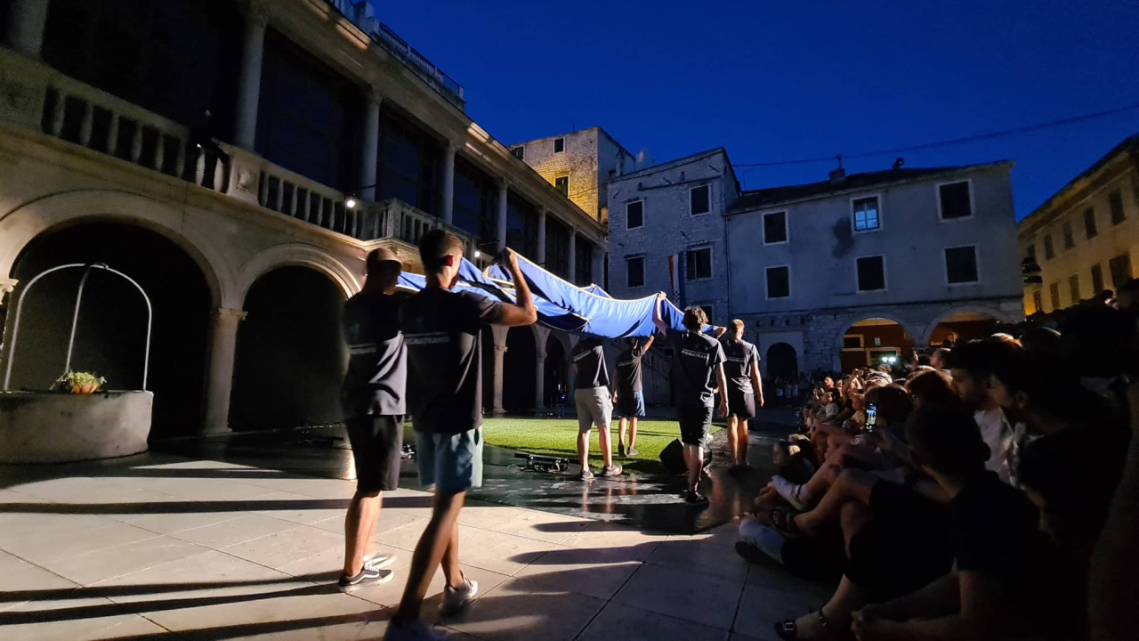 Zastava je spuštena, a MDF zatvoren nakon dva tjedna zabave i veselja