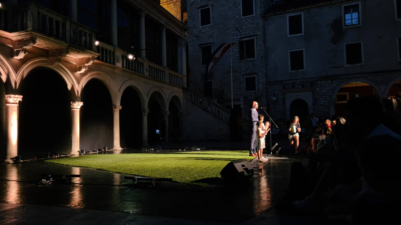 Zastava je spuštena, a MDF zatvoren nakon dva tjedna zabave i veselja