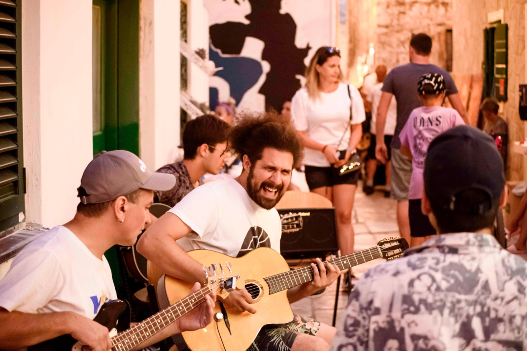 Donosimo vam dijelić atmosfere Vodice Street Festivala: Šumica, Naslijeđe, JB Trio i BluVinil