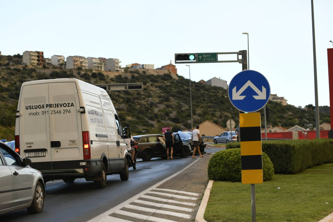 Na raskrižju u Njivicama sudarila se tri vozila, jedno od njih policijsko koje je išlo na požarište