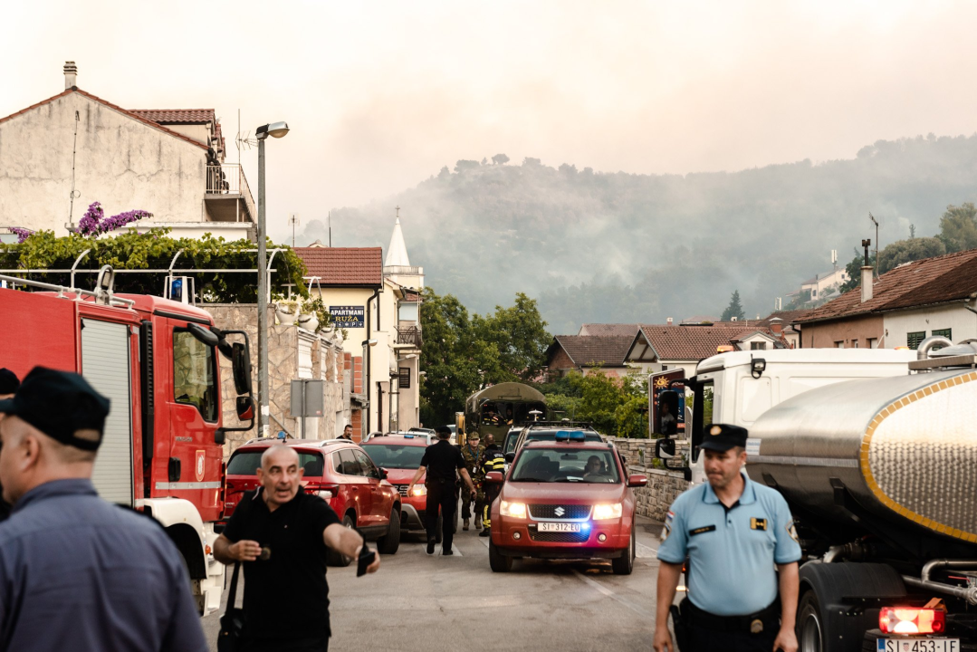 Nemirna noć na požarištu: Pogledajte večerašnje scene iz Zatona