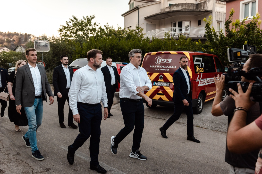 Plenković u Zatonu: 'U posljednjih šest godina nije izgorjelo ovoliko kuća, a smještaj za one koji su otišli bit će osiguran'