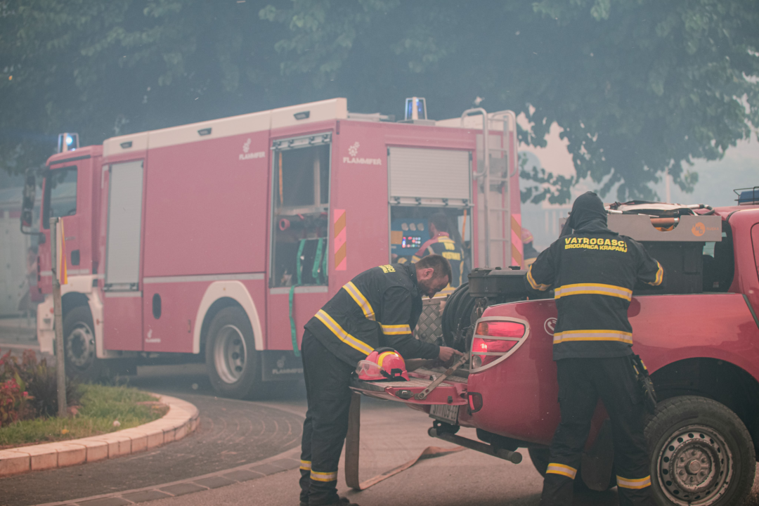 Jedan vatrogasac ozlijeđen, četveročlana obitelj iz Rasline koja je ostala bez kuće smještena u Cvjetni dom